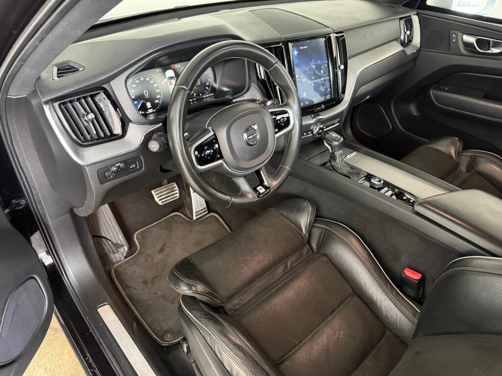 VOLVO XC60 T5 R-DESIGN 2.0 AWD 2018/2018 (BLINDADO)